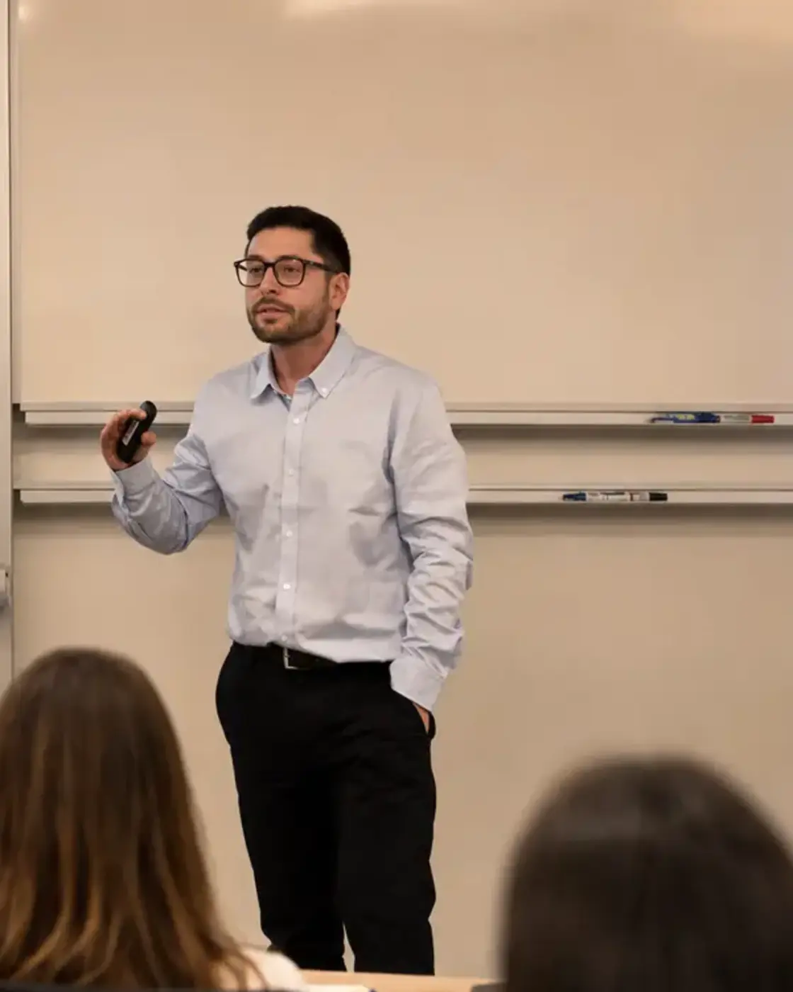 Alfonso González presenta una proposta davant d'un públic